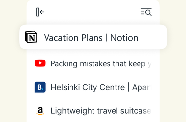 Vertikale Registerkartenansicht, in der eine Notion-Registerkarte zur Reiseplanung mit zugehörigen Registerkarten zu YouTube, Booking.com und Amazon zusammengefasst ist.