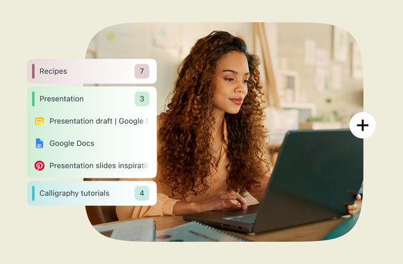 Eine Person am Laptop mit den Registerkarten „Rezepte“, „Präsentation“ und „Kalligraphie-Tutorials“ nebeneinander.