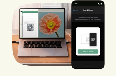 Ноутбук с QR-кодом WhatsApp в браузере Opera, рядом с телефоном, на экране которого отображается окно «Отсканировать QR-код».