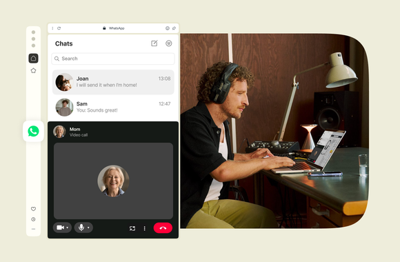 Видеозвонок в WhatsApp на боковой панели Opera, рядом с парнем в наушниках, работающим за ноутбуком.