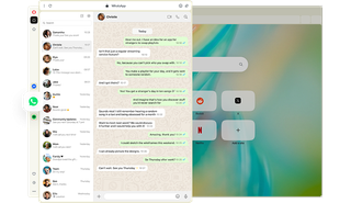 Браузер Opera с WhatsApp Web, открытым в боковой панели, где отображается список чатов и открытый разговор.