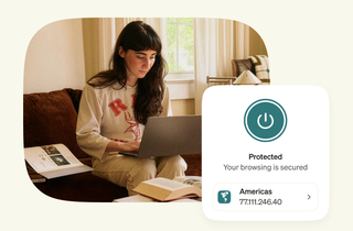 Une femme assise sur un canapé, en train de naviguer sur son ordinateur portable, tandis que l'appli Free VPN affiche le statut « Protégé » avec un emplacement situé en Amérique.