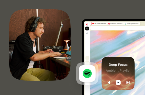 Un homme avec des écouteurs qui tape sur un ordinateur portable pendant qu'une playlist Spotify passe depuis le lecteur de musique d'Opera.