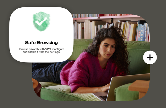 Une femme allongée sur un canapé vert, en train de naviguer sur un ordinateur portable, avec une fenêtre contextuelle « Safe Browsing VPN » à côté d'elle.